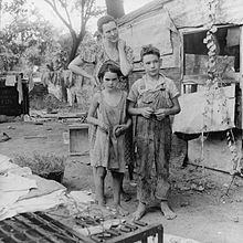 https://upload.wikimedia.org/wikipedia/commons/thumb/6/61/Poor_mother_and_children%2C_Oklahoma%2C_1936_by_Dorothea_Lange.jpg/220px-Poor_mother_and_children%2C_Oklahoma%2C_1936_by_Dorothea_Lange.jpg